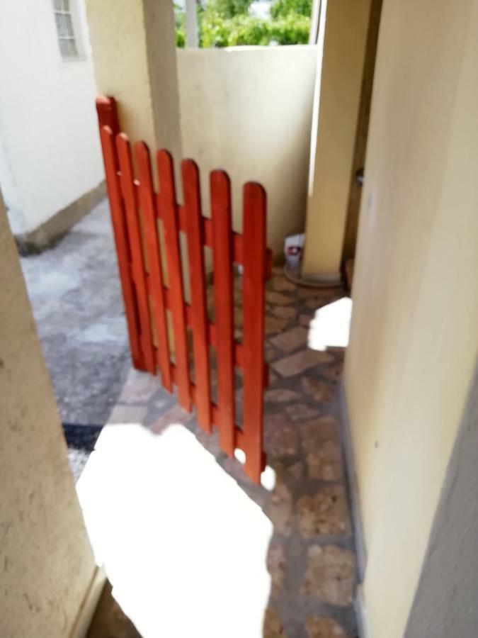 Lara * Brodarica (Sibenik-Knin)